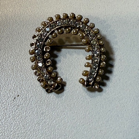 Horseshoe Brooch Pin Faux Pearl Rhinestone Gold Tone Lucky Charm Jewelry - Picture 1 of 3
